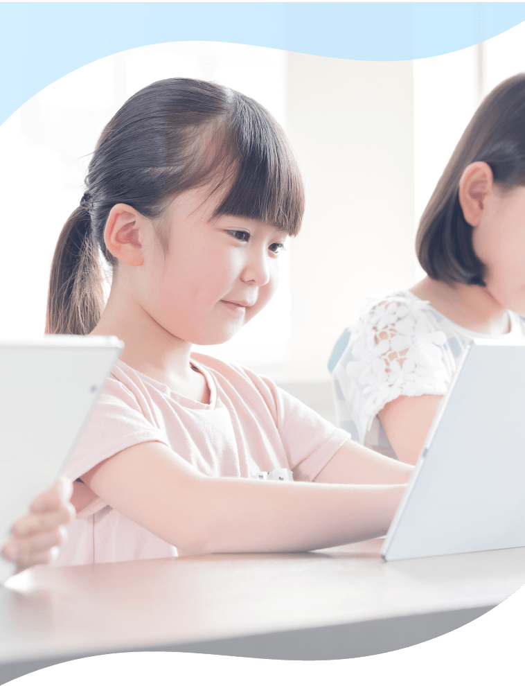 タブレットを使用して楽しそうに学んでいる3人の小学生